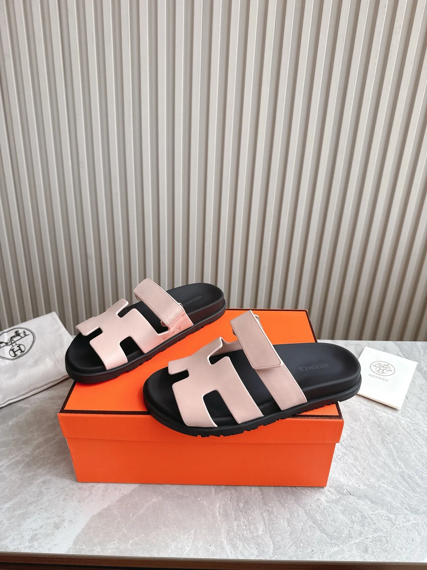p480🐮🐮Couple model (top version) H family 2024 spring and summer new style HERMES Hermes' recently popular couple model pig nose angle sandals and slippers, paired with various colorful socks, popular. Upper: imported original deerskin (the genuine leather edging is not ordinary super migration). Lining: imported genuine leather. Outsole: Tpu non-slip and wear-resistant outsole. Size: Female 35-42 (40/42 non-returnable and non-exchangeable) Male size: 39-45 (45 non-refundable and non-exchangeable)